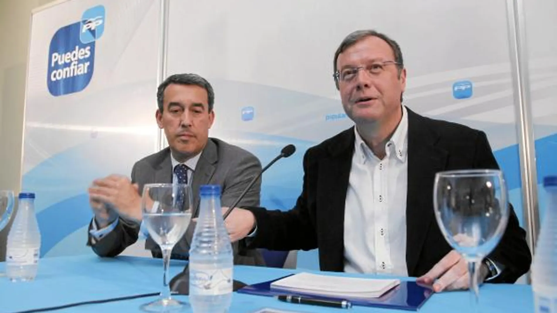 El presidente del Partido Popular abulense, Antolín Sanz, junto al consejero de Fomento, Antonio Silván
