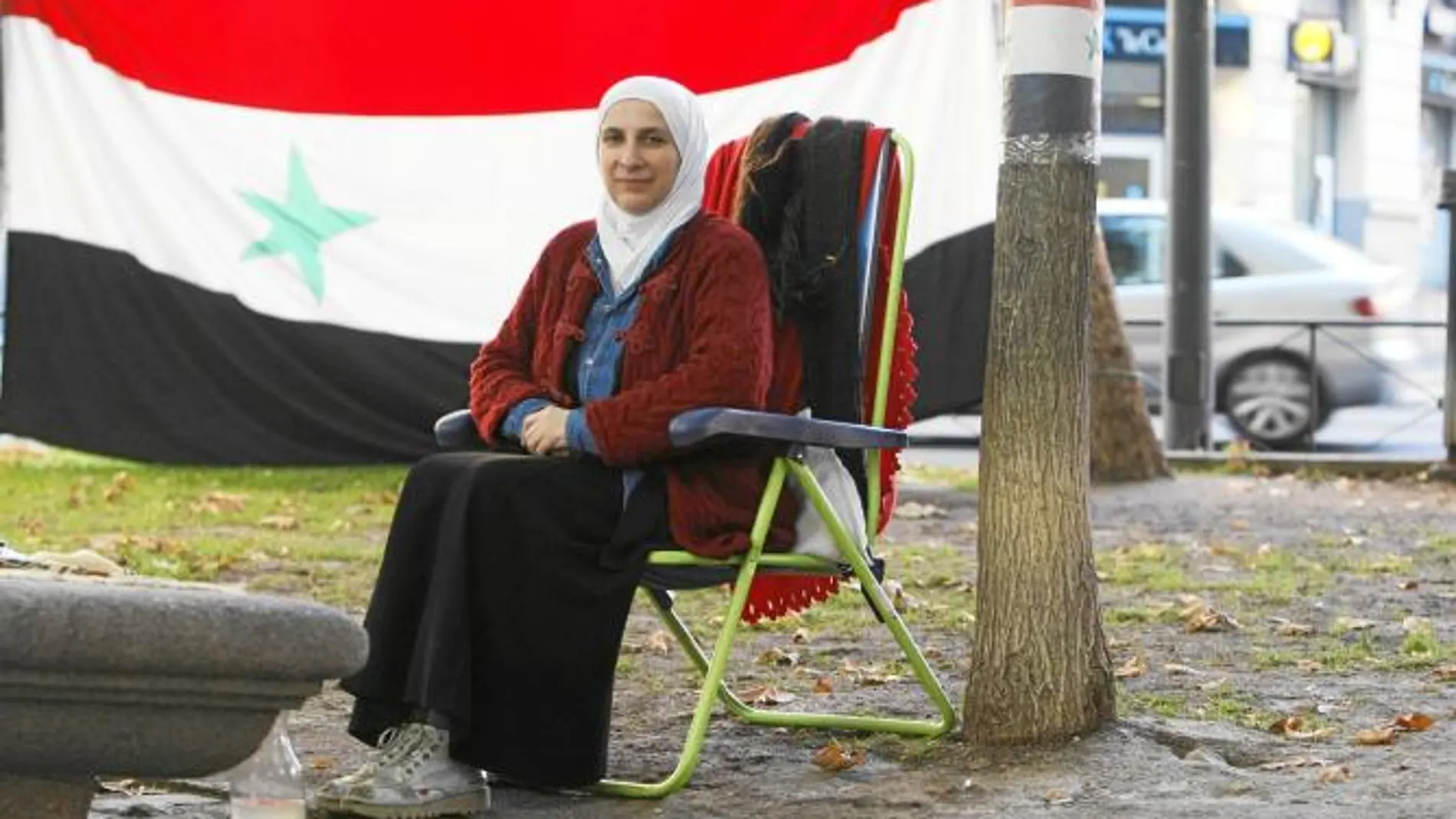 Alia, en huelga de hambre desde el 16 de septiembre, frente a la Embajada