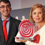 Javier Guillén posa con Ágatha Ruiz de la Prada y el trofeo