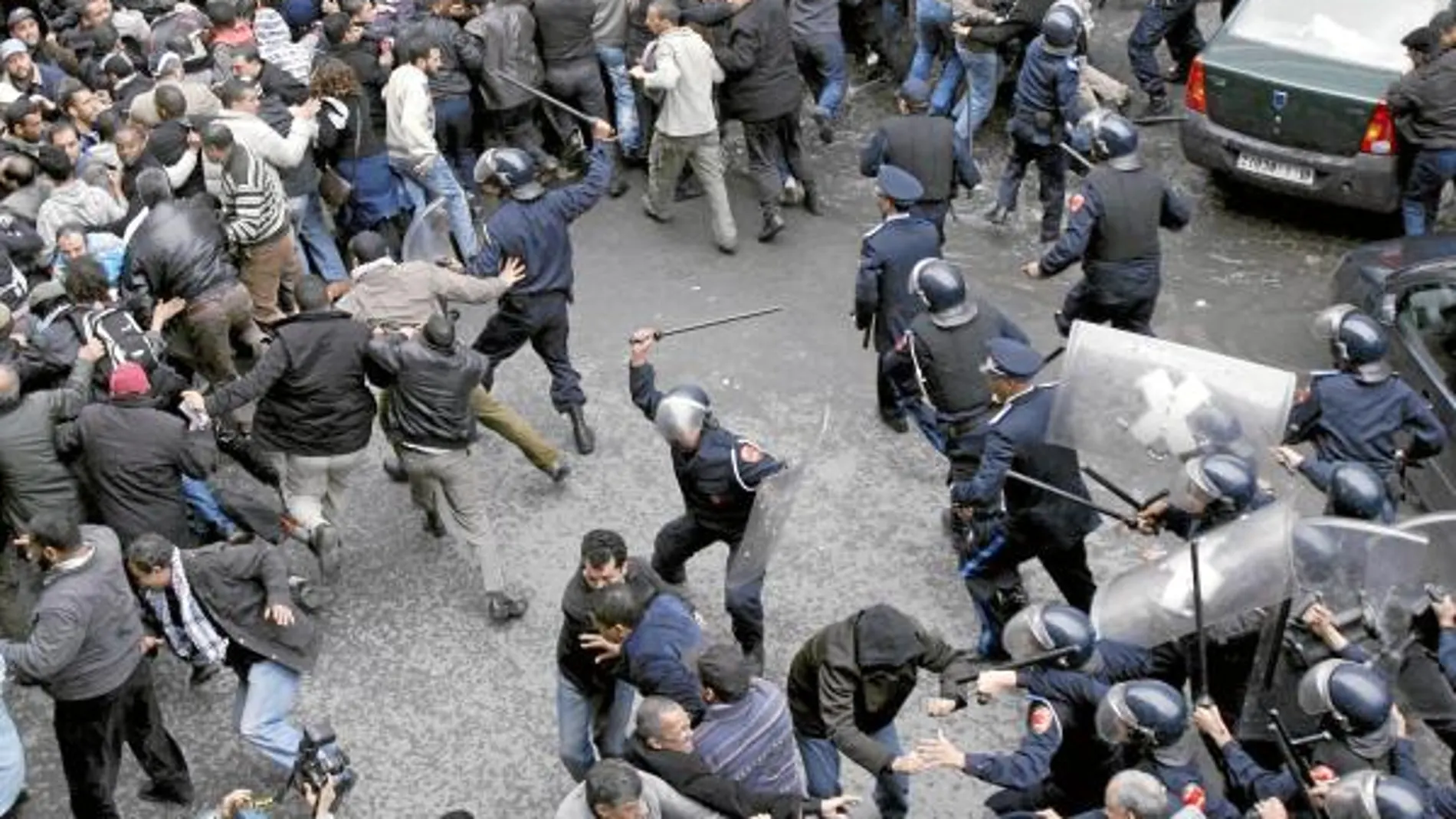 Fuerzas antidisturbios cargan contra los manifestantes en Casablanca