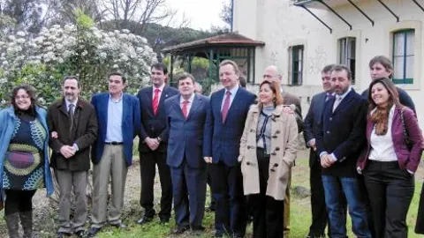 El consejero de Empleo, Manuel Recio, visitó ayer un taller laboral de la localidad de Minas de Riotinto (Huelva), municipio en el que tiene su sede una empresa implicada en el escándalo de los ERE irregulares.