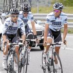 Alberto Contador se entrena con sus compañeros en carreteras francesas para preparar el Tour