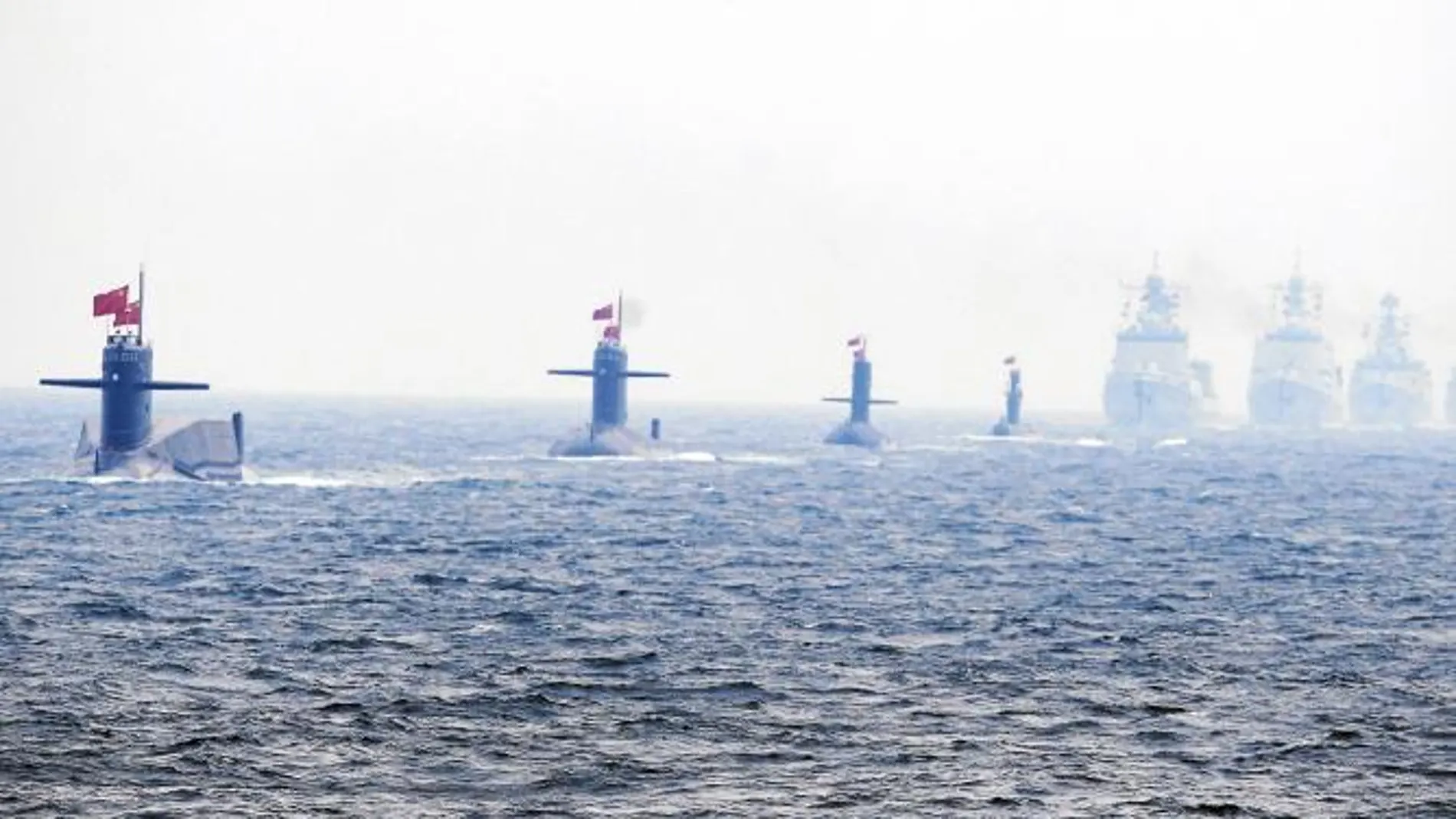 Submarinos y buques de guerra chinos en un desfile naval