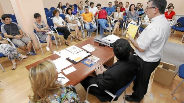 El padre Goyo Roldán presenta a los voluntarios de la comisión de cultura el catecismo joven «YouCat» y la guía cultural de la JMJ