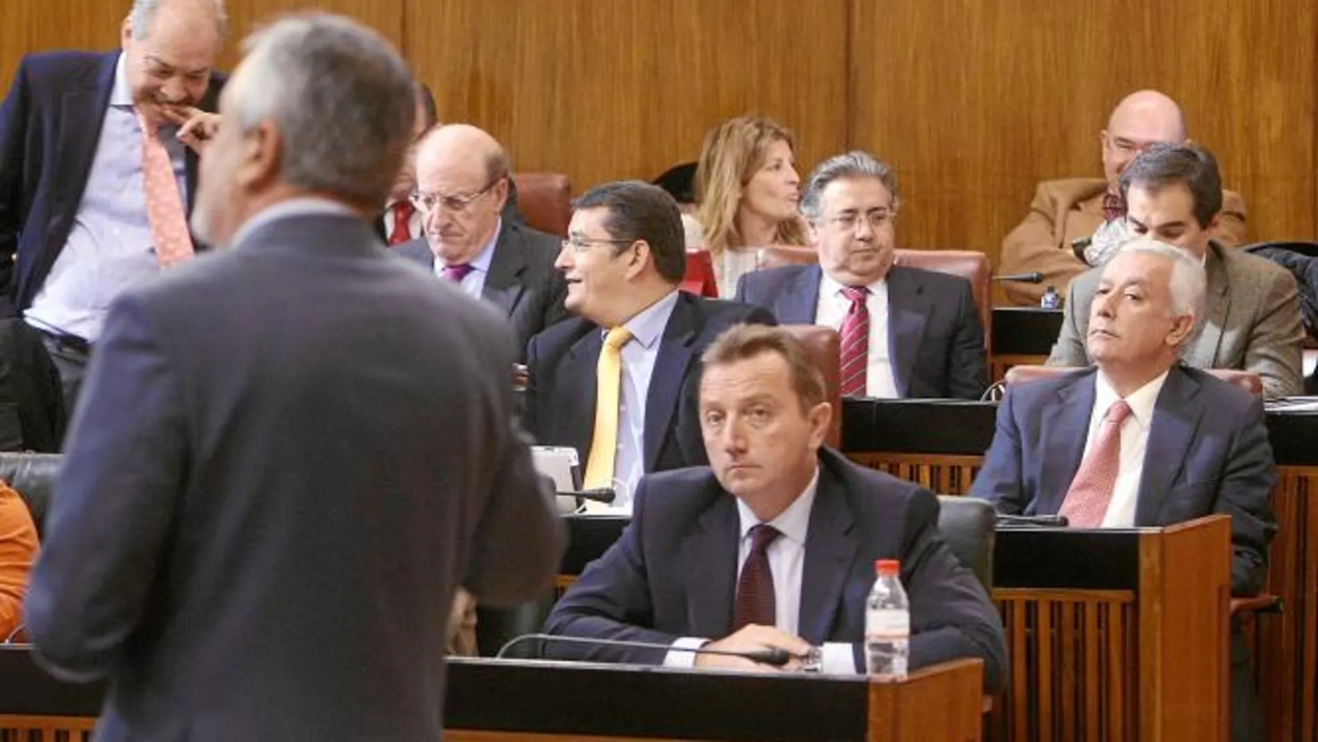 El líder del PP-A, Javier Arenas, sigue desde su escaño la intervención de José Antonio Griñán