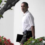 Obama, este sábado, camina por los jardines de la Casa Blanca