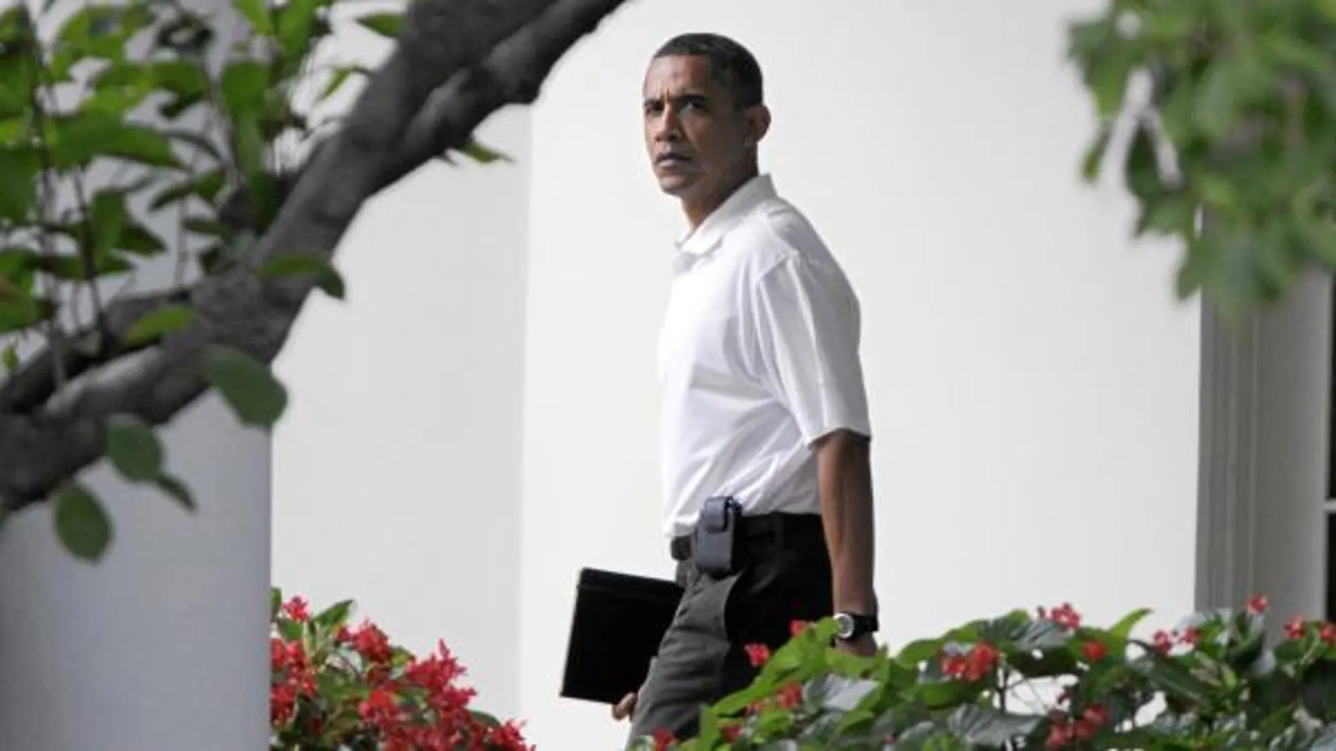 Obama, este sábado, camina por los jardines de la Casa Blanca