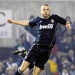 benzema celebra con un salto uno de los dos goles que marcó ayer al Racing