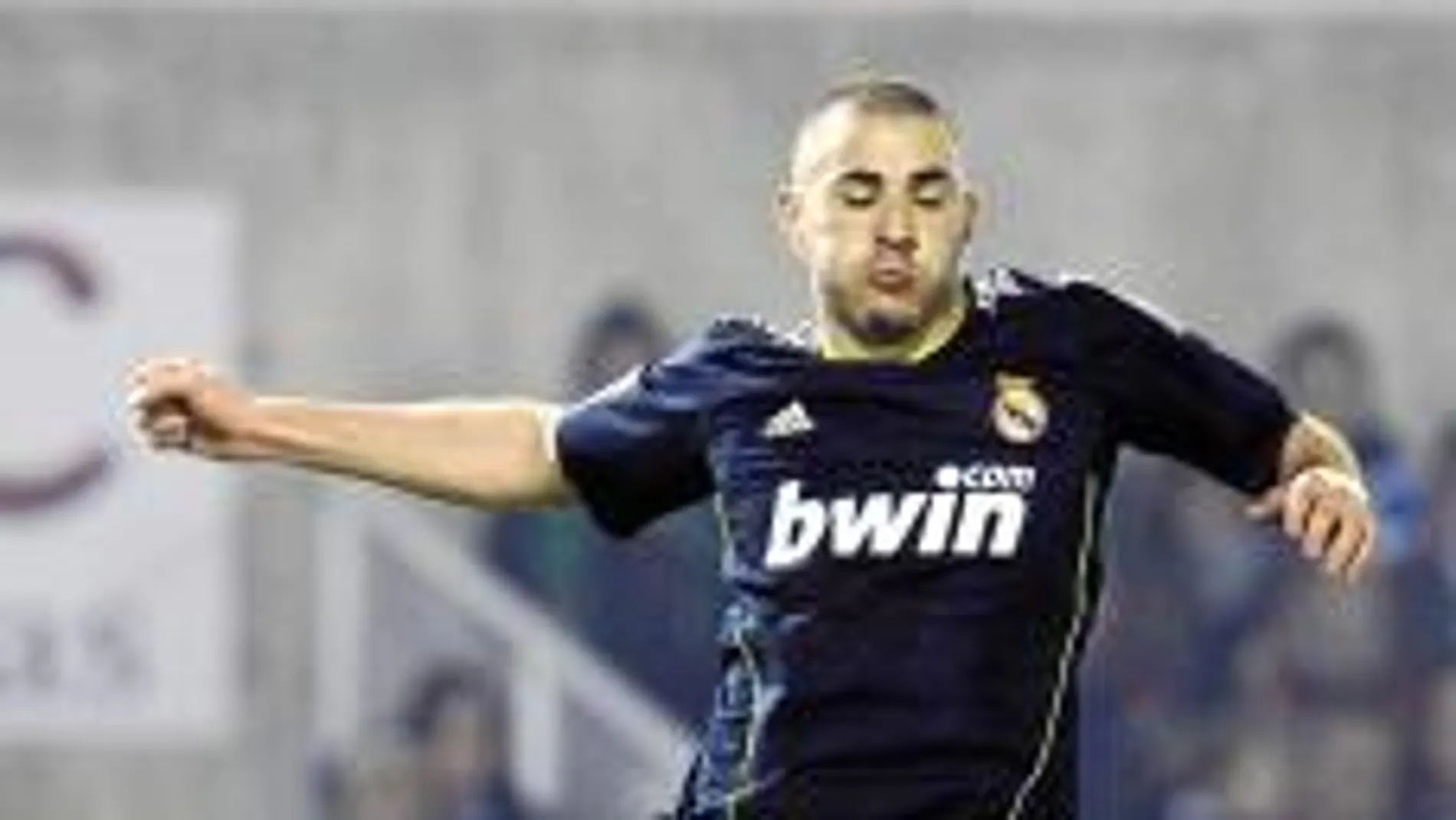 benzema celebra con un salto uno de los dos goles que marcó ayer al Racing