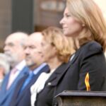 La presidenta del Parlamento vasco, Arantza Quiroga, dio inicio ayer al acto de conmemoración de las víctimas encendiendo un pebetero ubicado junto a la escultura donde estaba colocada con antelación la corona de flores, con una banda en la que se podía l