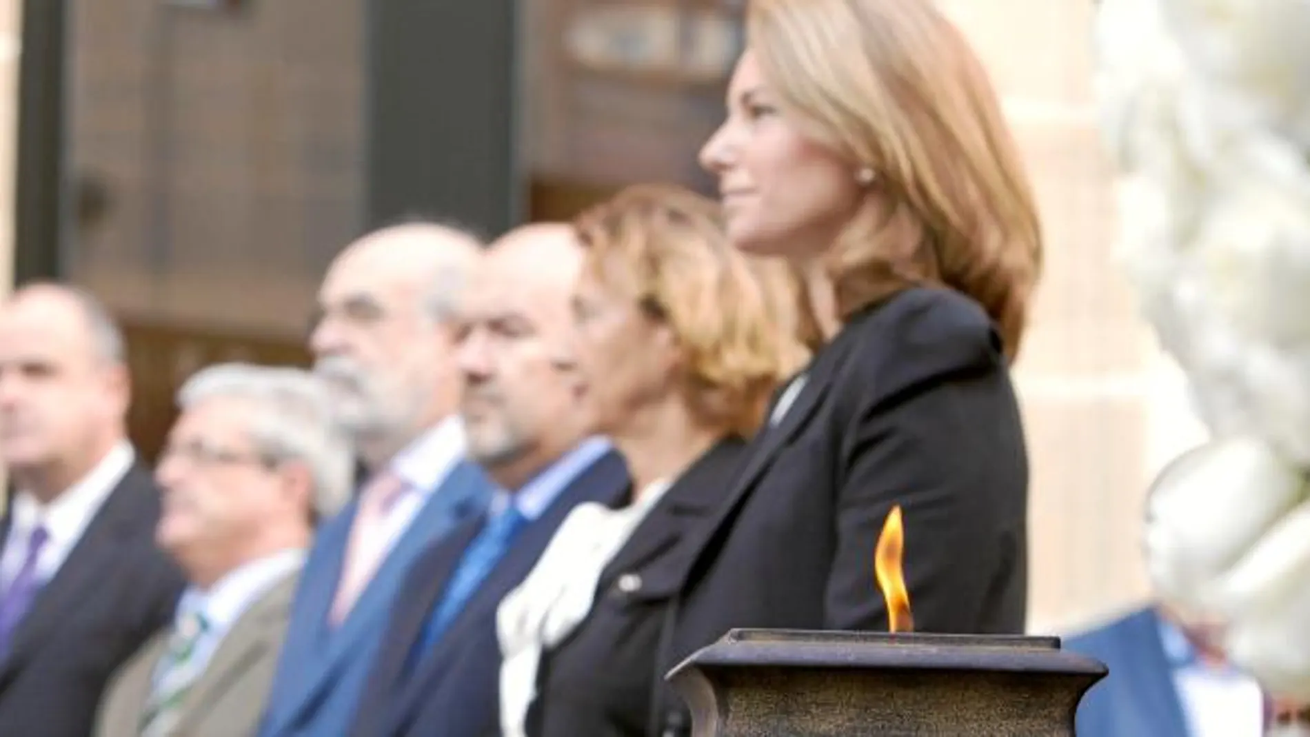 La presidenta del Parlamento vasco, Arantza Quiroga, dio inicio ayer al acto de conmemoración de las víctimas encendiendo un pebetero ubicado junto a la escultura donde estaba colocada con antelación la corona de flores, con una banda en la que se podía l