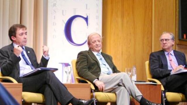 Numerosas voces apuntan a que el cambio en la Universidad puede llegar de la mano del catedrático Iturmendi. En la imagen, uno de los debates que han mantenido los aspirantes a rector