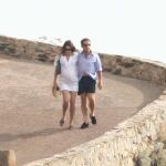 Nicolas Sarkozy y Carla Bruni, pasean por su residencia privada