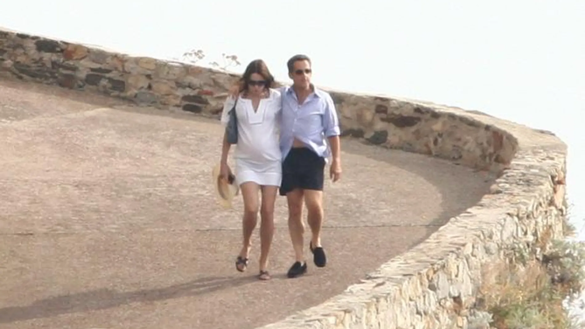 Nicolas Sarkozy y Carla Bruni, pasean por su residencia privada