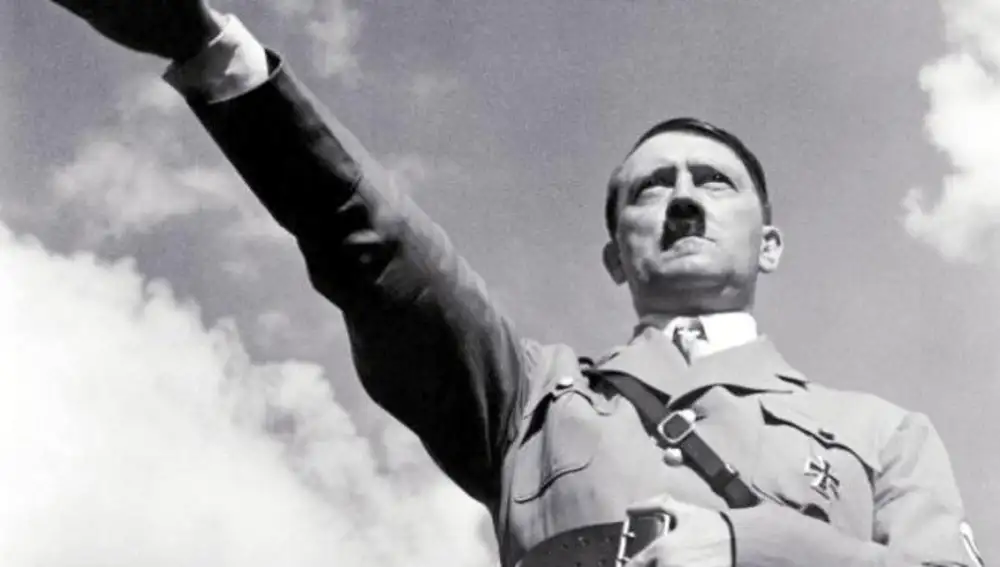 Versión fascista del saludo romano. Adolf Hitler