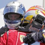 Abrazo de campeones. Vettel y Alonso se felicitan después de la carrera