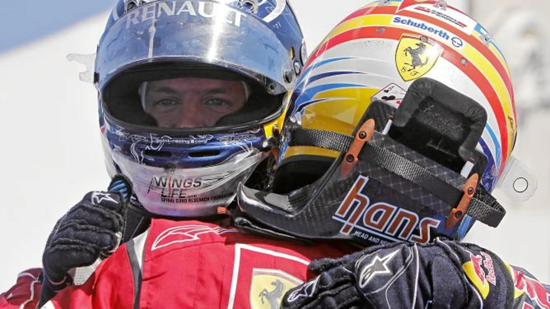 Abrazo de campeones. Vettel y Alonso se felicitan después de la carrera