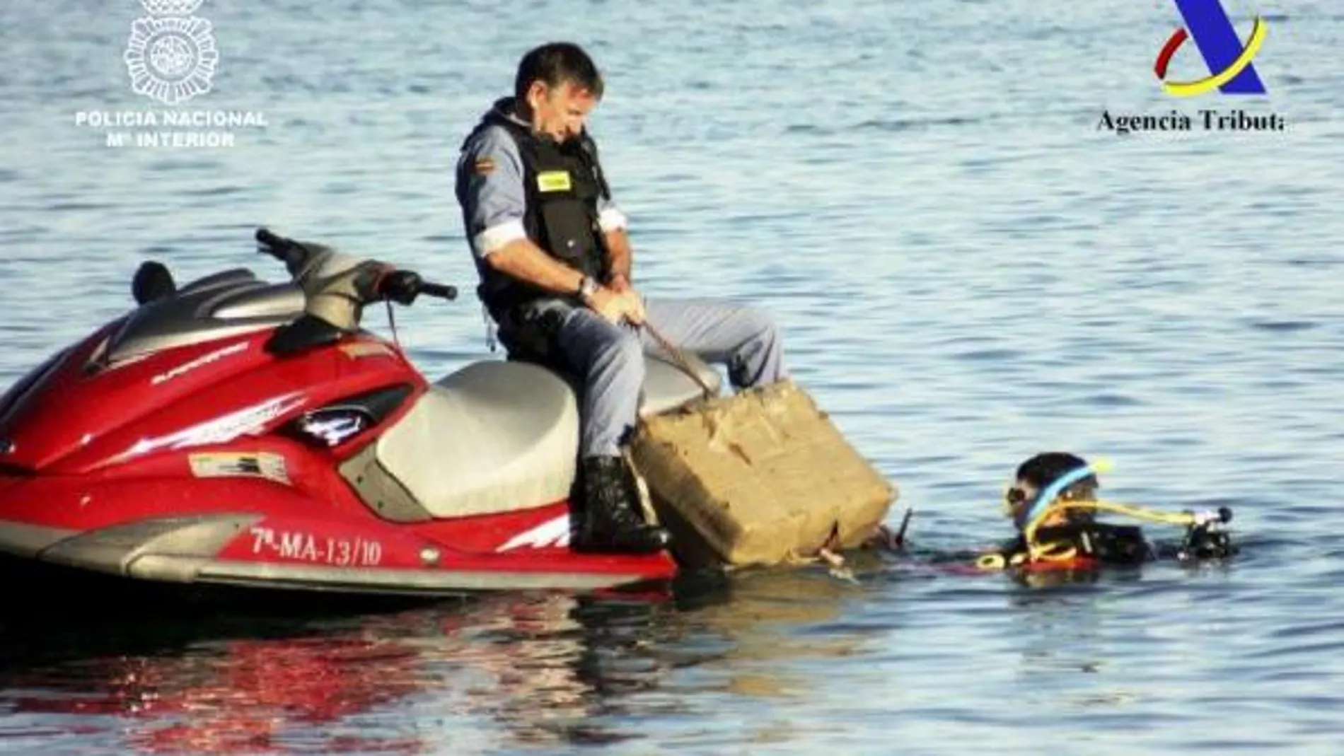 Imagen de archivo de una operación contra los «narcos» que empleaban buzos y motos de agua para introducir la droga