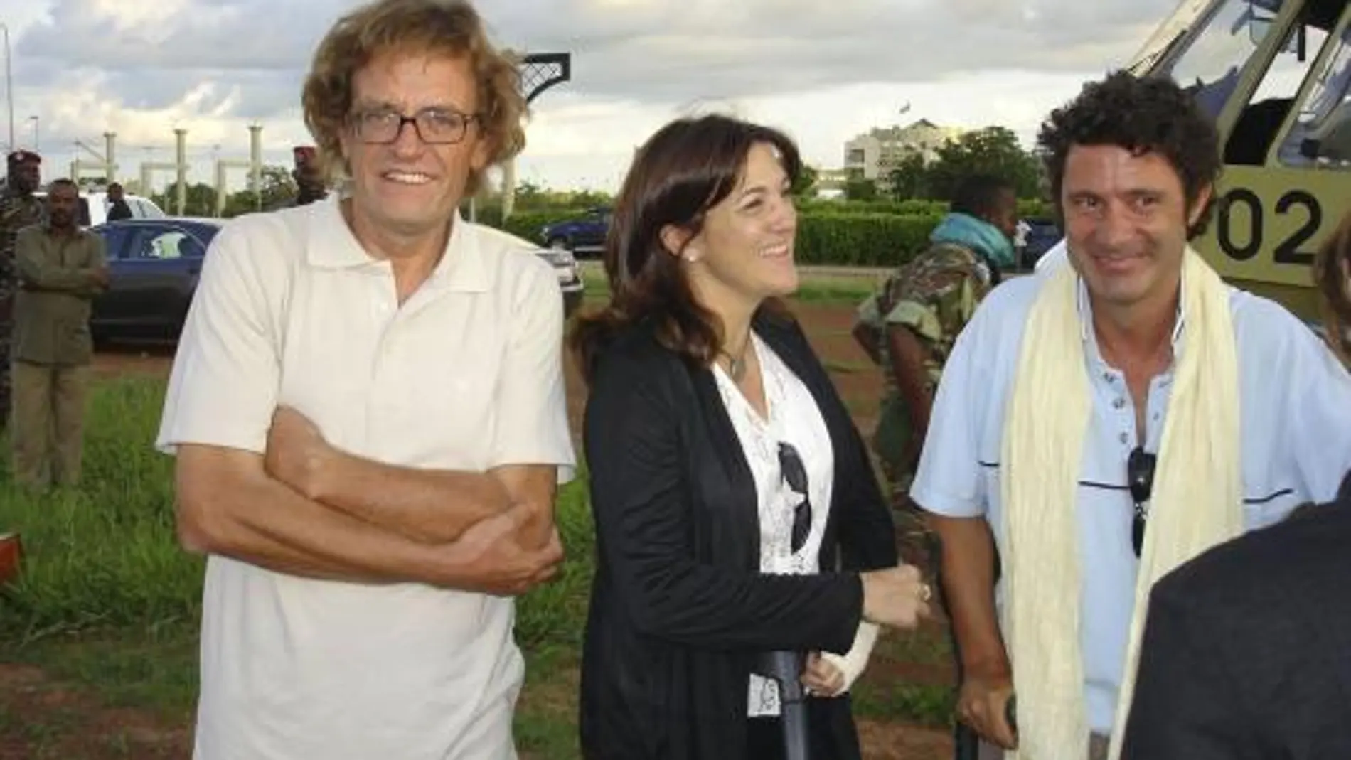Albert Vilalta (d) y Roque Pascual (i), liberados tras casi nueve meses de secuestro por Al Qaeda en el Magreb Islámico (AQMI), acompañados por la secretaria de Estado de Cooperación Internacional, Soraya Rodríguez, a su llegada a Burkina Faso