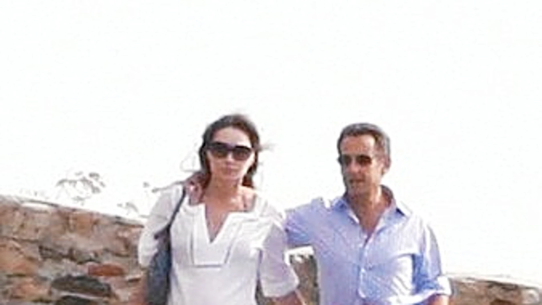 Carla y Sarkozy dieron un paseo para disfrutar del buen tiempo