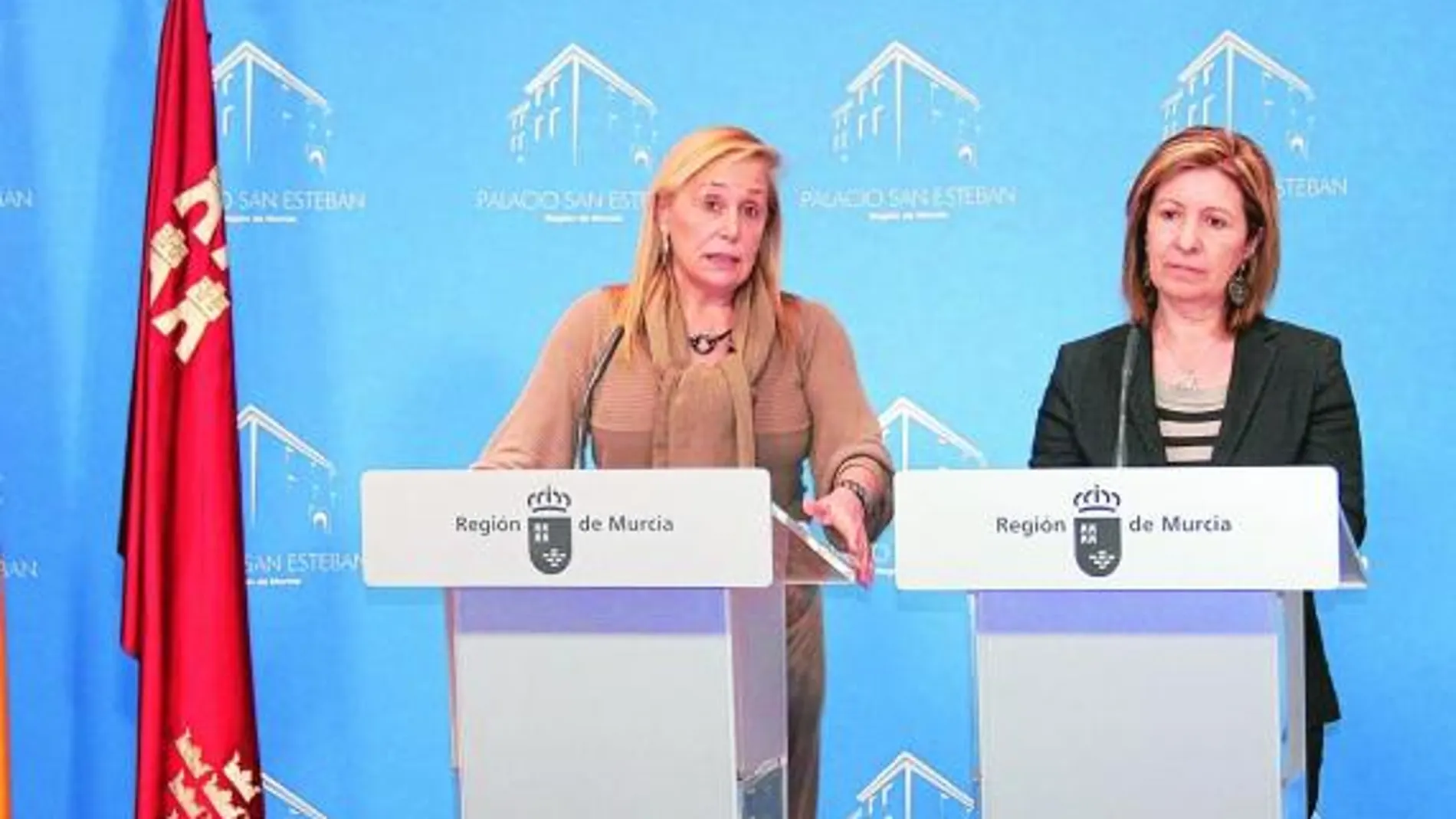 La portavoz regional, María Pedro Reverte, y la consejera de Sanidad, María Ángeles Palacios, ayer en San Esteban