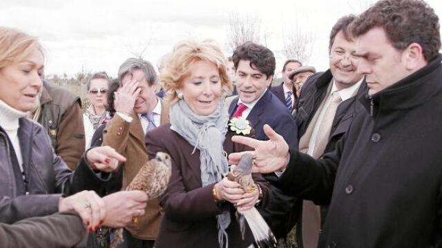Aguirre inauguró Bosquesur junto al alcalde Rafael Gómez Montoya, que sufrió un percance con un cernícalo. El primer edil de Fuenlabrada se quejó de que no le invitaran