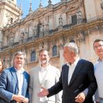 Mariano Rajoy, junto a Javier Arenas y otros miembros del PP, ayer ante la catedral de Jaén