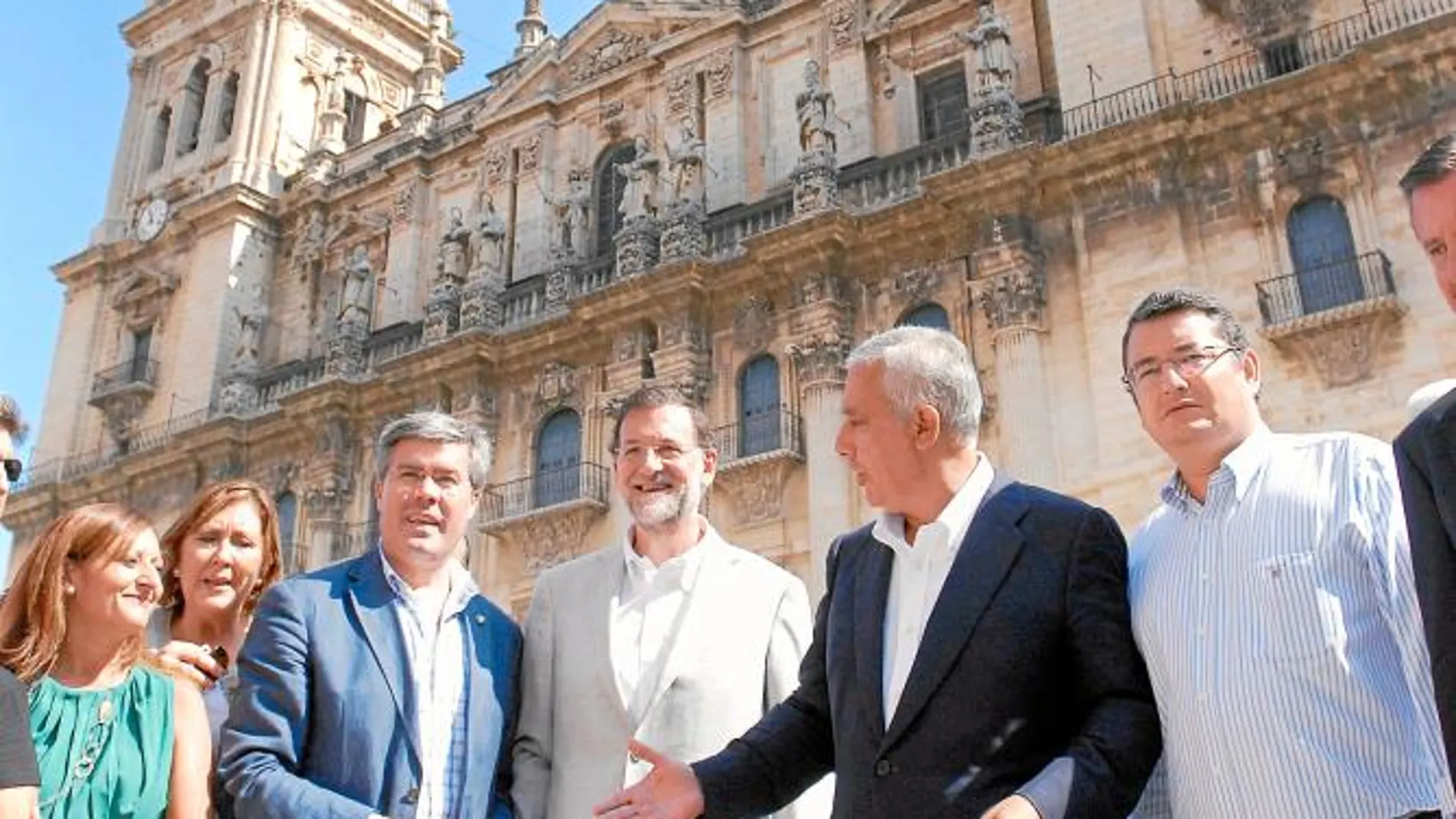Mariano Rajoy, junto a Javier Arenas y otros miembros del PP, ayer ante la catedral de Jaén