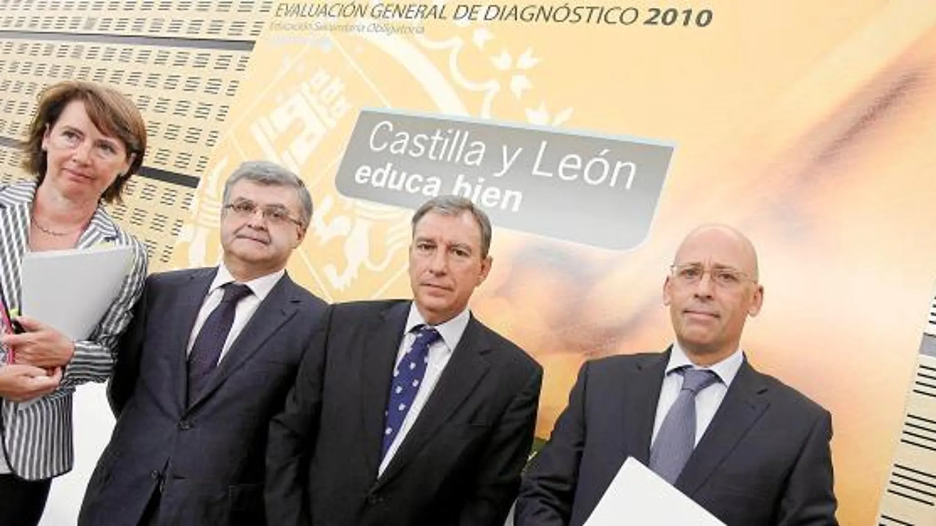 El consejero de Educación, Juan José Mateos, junto a miembros de su equipo Juan Casado, Fernando Sánchez-Pascuala y Pilar González