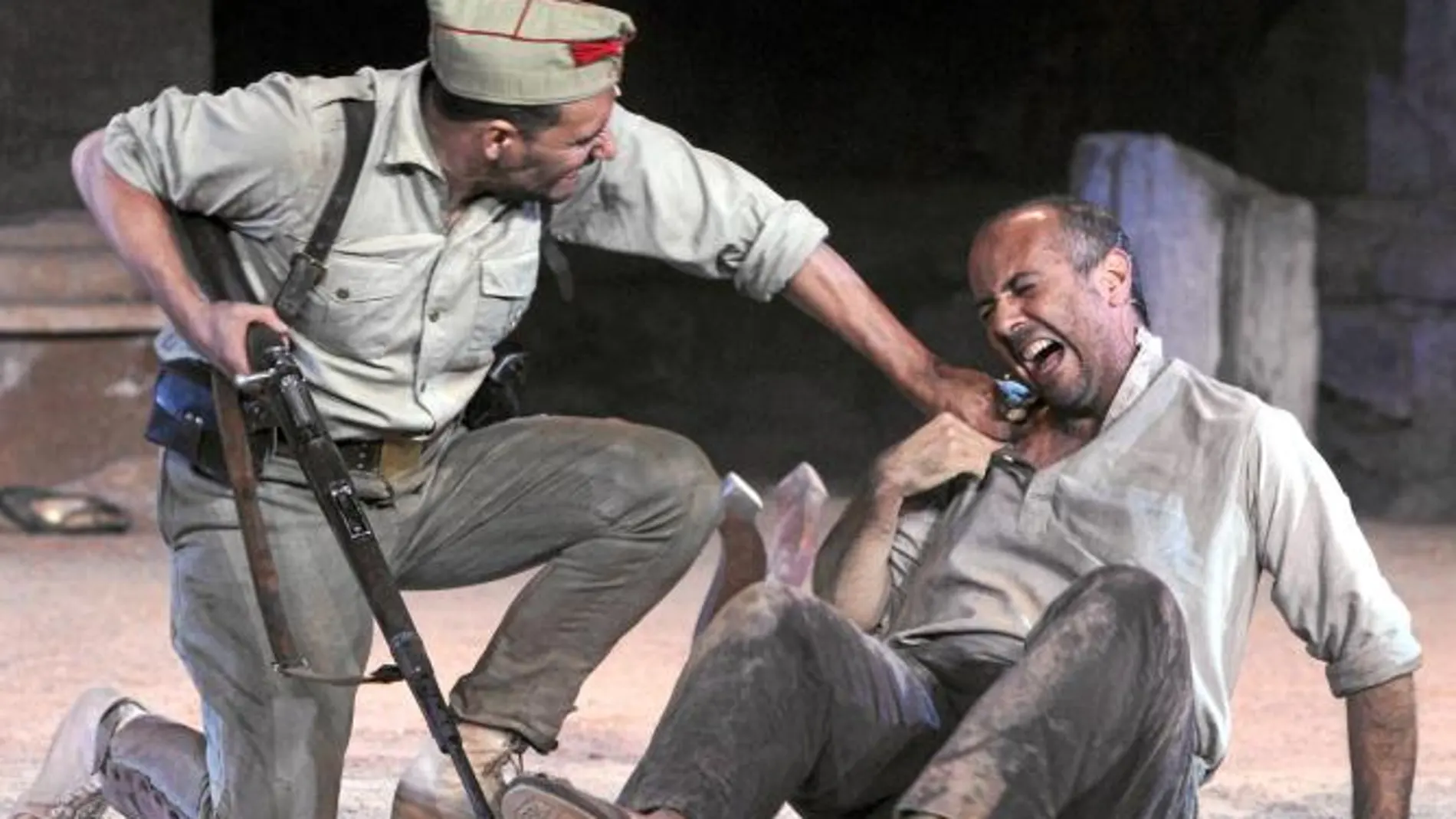 Un soldado nacional maltrata al personaje del miliciano Matías, interpretado por Esteban G. Ballesteros