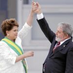 Lula levanta el brazo de su sucesora el día de su proclamación, el pasado 1 de enero en Brasilia