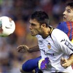 El delantero argentino del F. C. Barcelona, Leo Messi (d), pelea por un balón con el jugador del Valencia, Victor Ruiz