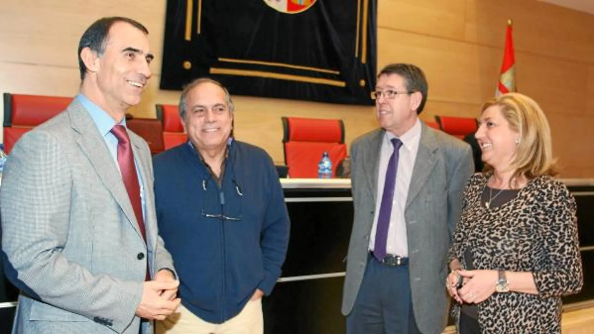 Antón bromea con los socialistas Jorge Félix Alonso y Fernando Rodero, en presencia de la popular Paloma Sanz