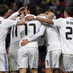 Los jugadores del Real Madrid celebran el primer gol del equipo, conseguido por el delantero francés Karim Benzema.