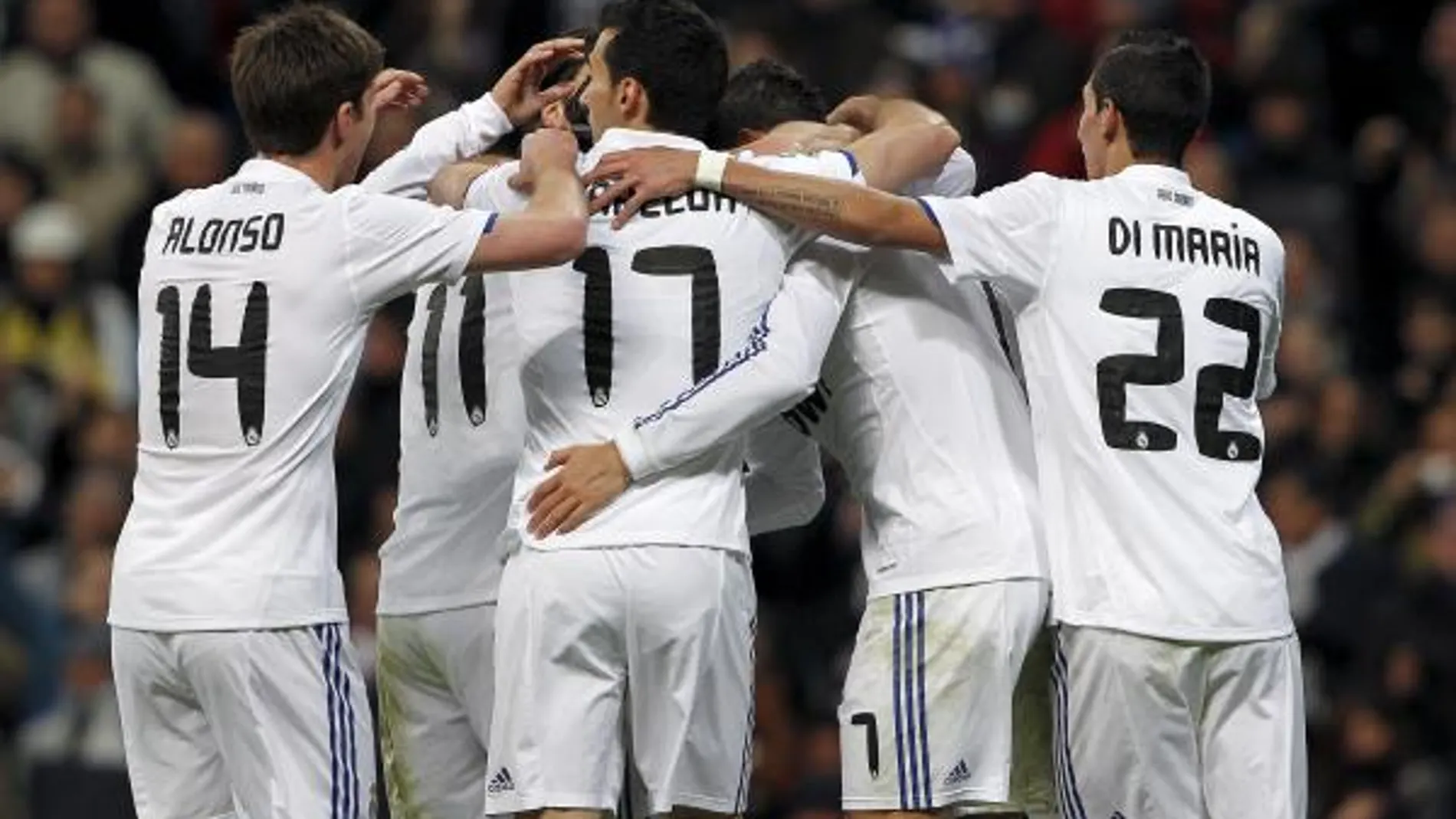 Los jugadores del Real Madrid celebran el primer gol del equipo, conseguido por el delantero francés Karim Benzema.
