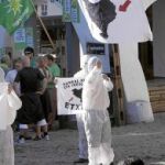 Momento en que los cinco encapuchados entran en la plaza de Leiza con pancartas y carteles a favor de los presos de la banda terrorista ETA