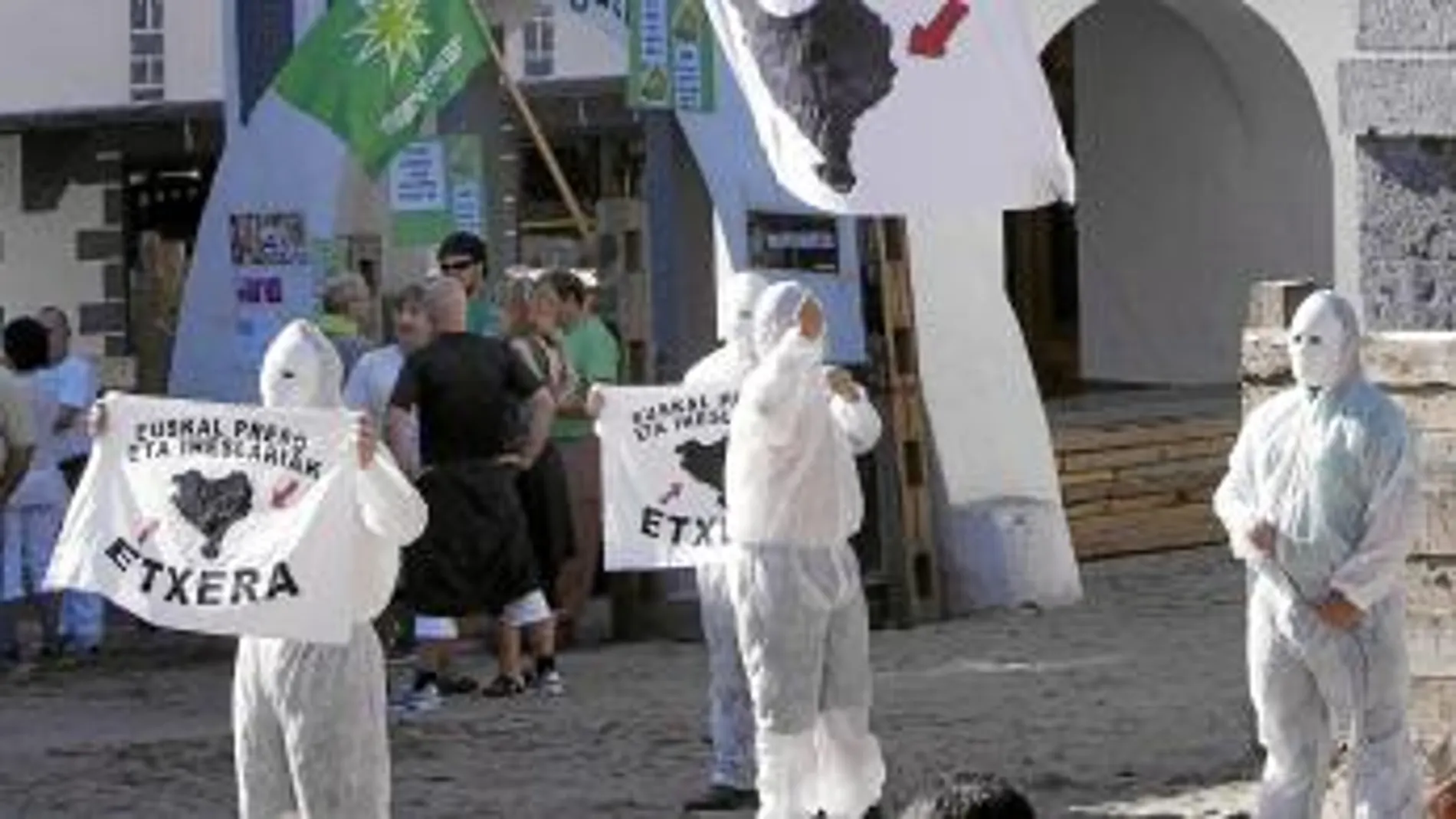 Momento en que los cinco encapuchados entran en la plaza de Leiza con pancartas y carteles a favor de los presos de la banda terrorista ETA