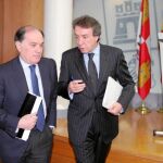 Villanueva escucha a De Santiago-Juárez, antes de presentar el Plan de Bioenergía, ayer en Valladolid