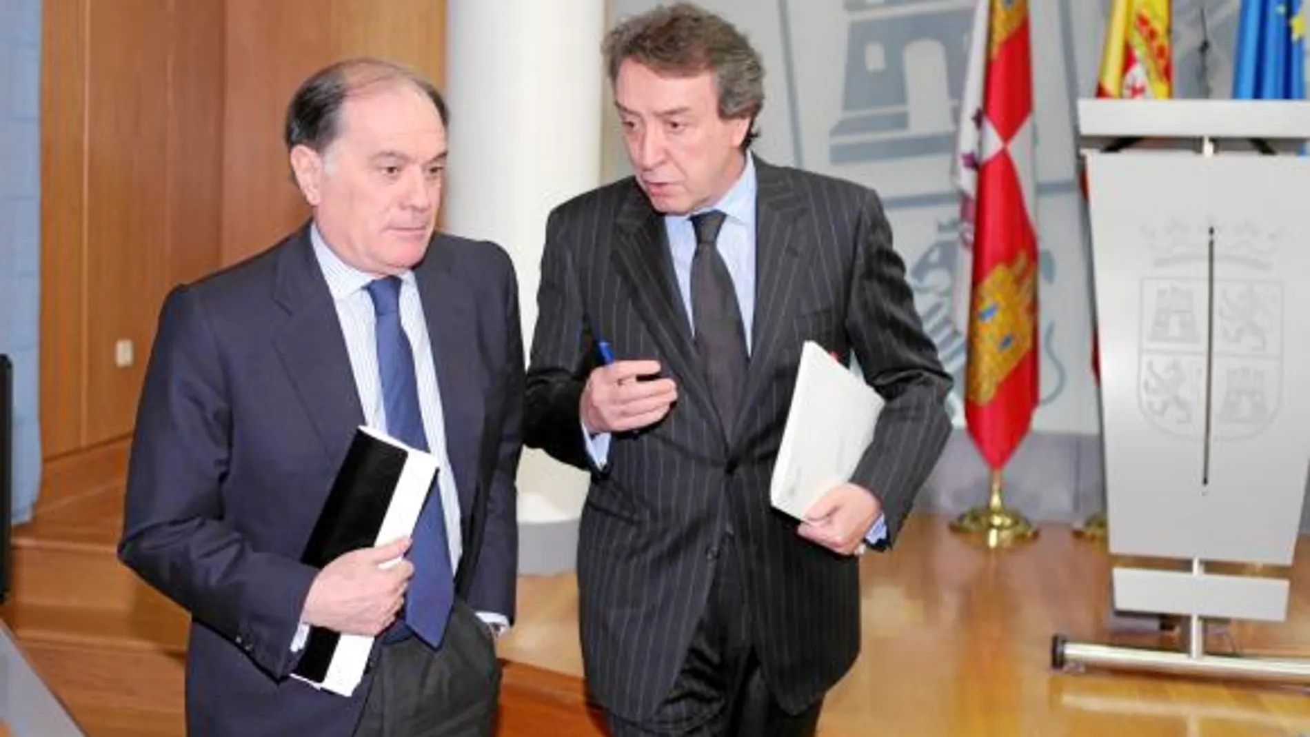 Villanueva escucha a De Santiago-Juárez, antes de presentar el Plan de Bioenergía, ayer en Valladolid