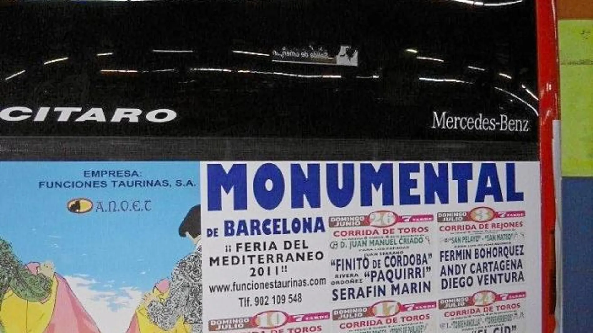 Imagen del cartel promocional de la Feria del Mediterráneo en un autobús urbano para impulsar la Fiesta