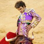 José Tomás se cruza con uno de los toros en su vuelta en Valencia