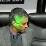 Mourinho fue «atacado» desde la grada con un puntero láser