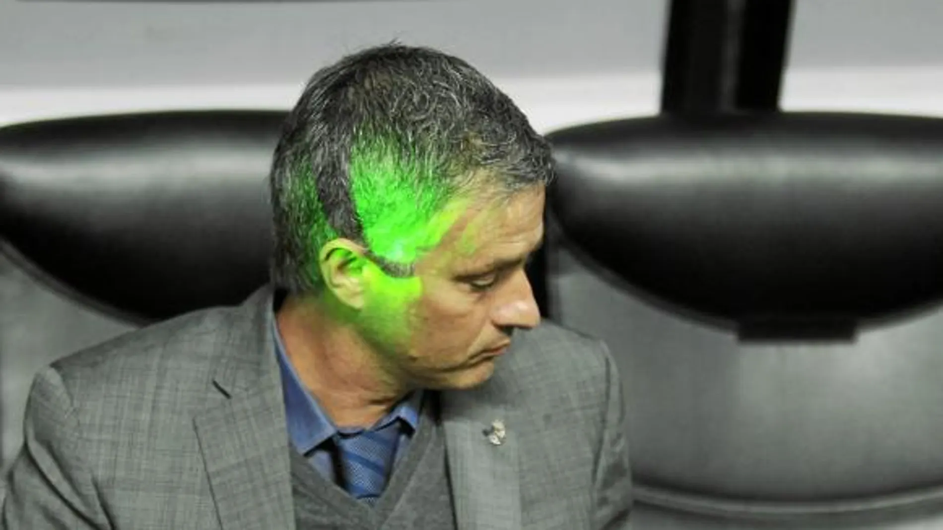 Mourinho fue «atacado» desde la grada con un puntero láser