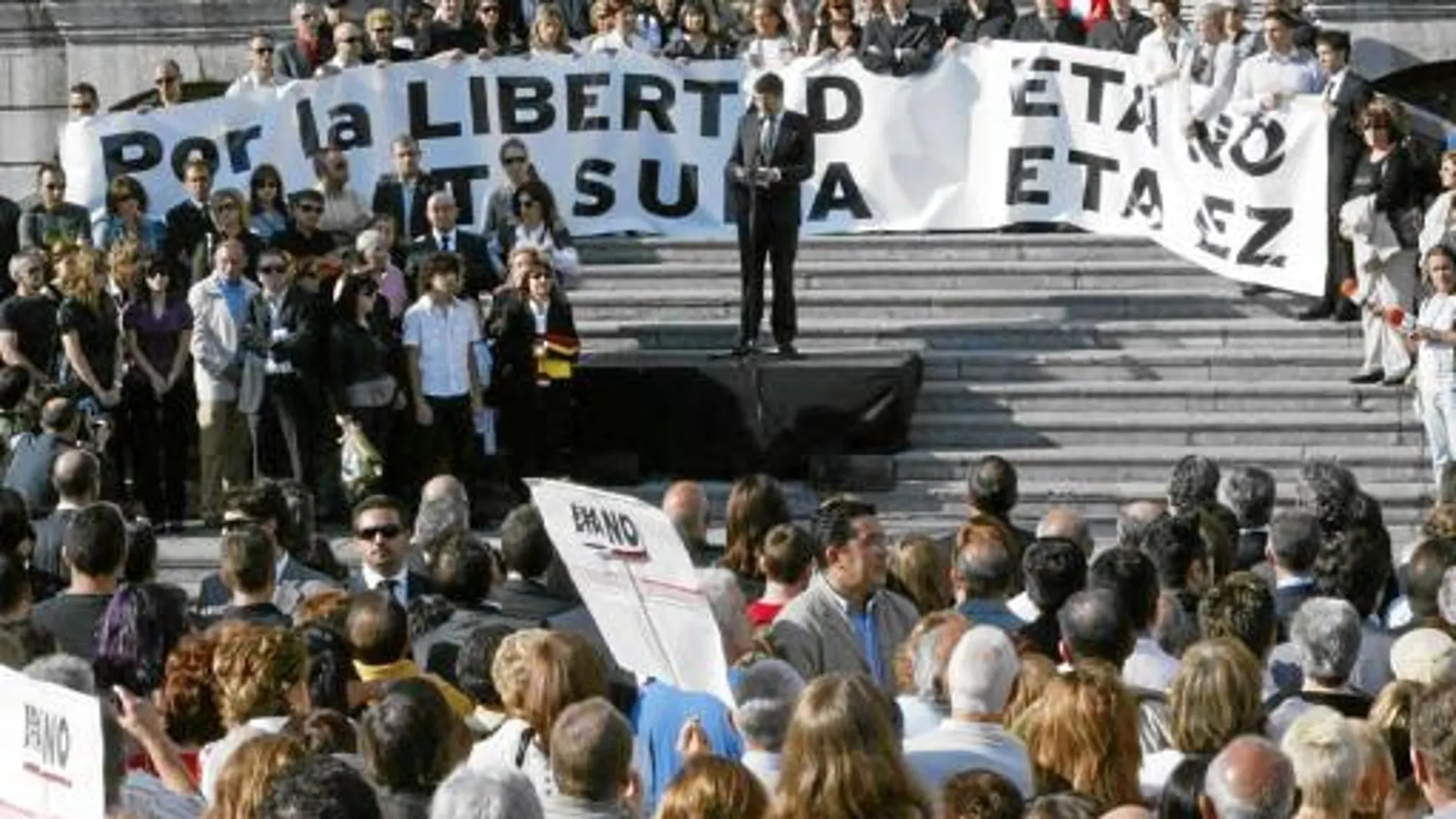Marcha por la muerte de Puelles en junio de 2009