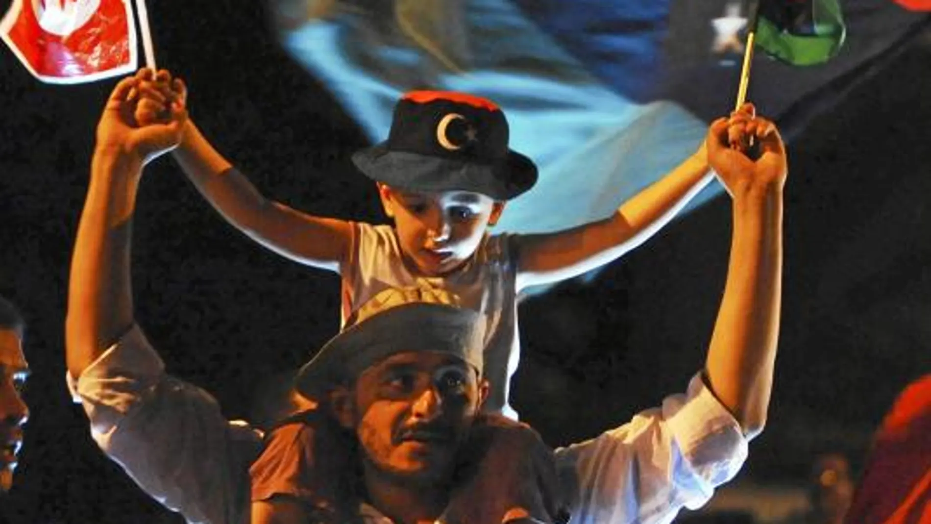 Miles de presonas celebraron ayer la caída del régimen frente a la embajada libia en Túnez