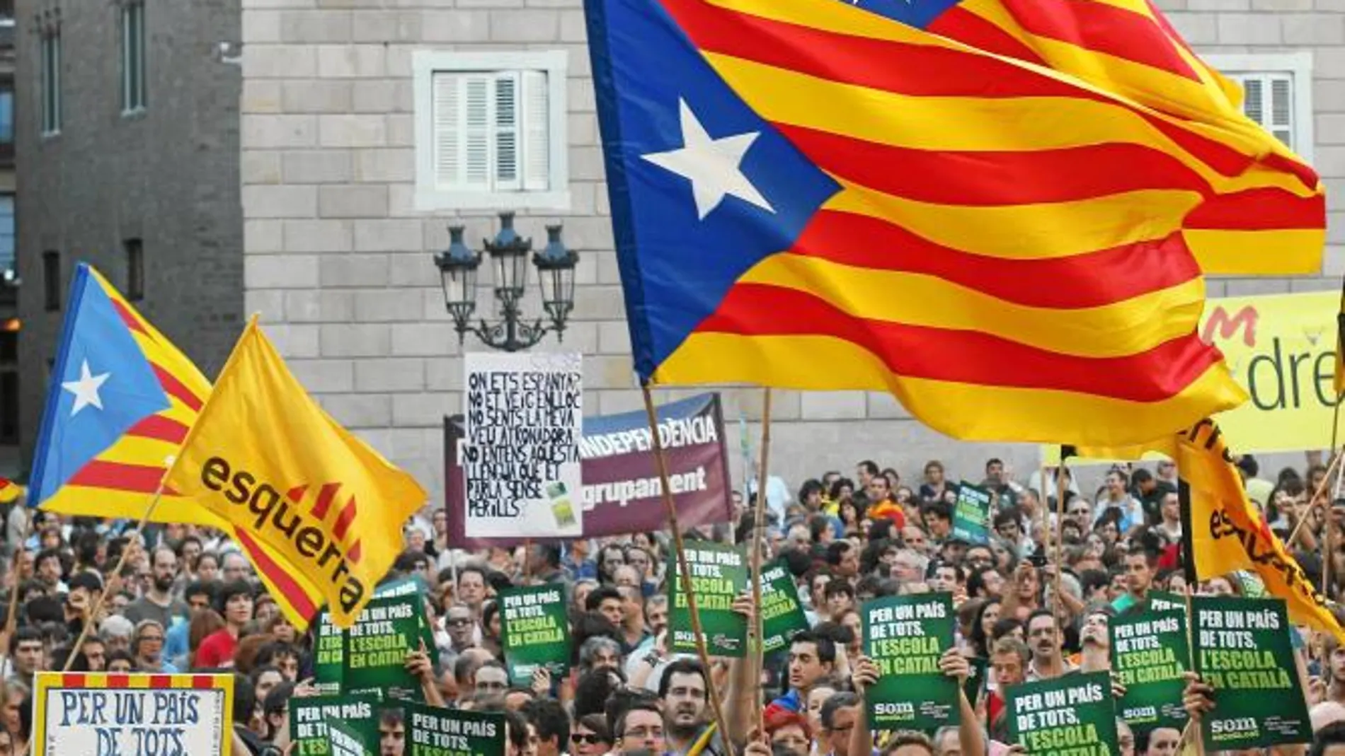 La Generalitat sólo ayuda a los pobres si se usa el catalán