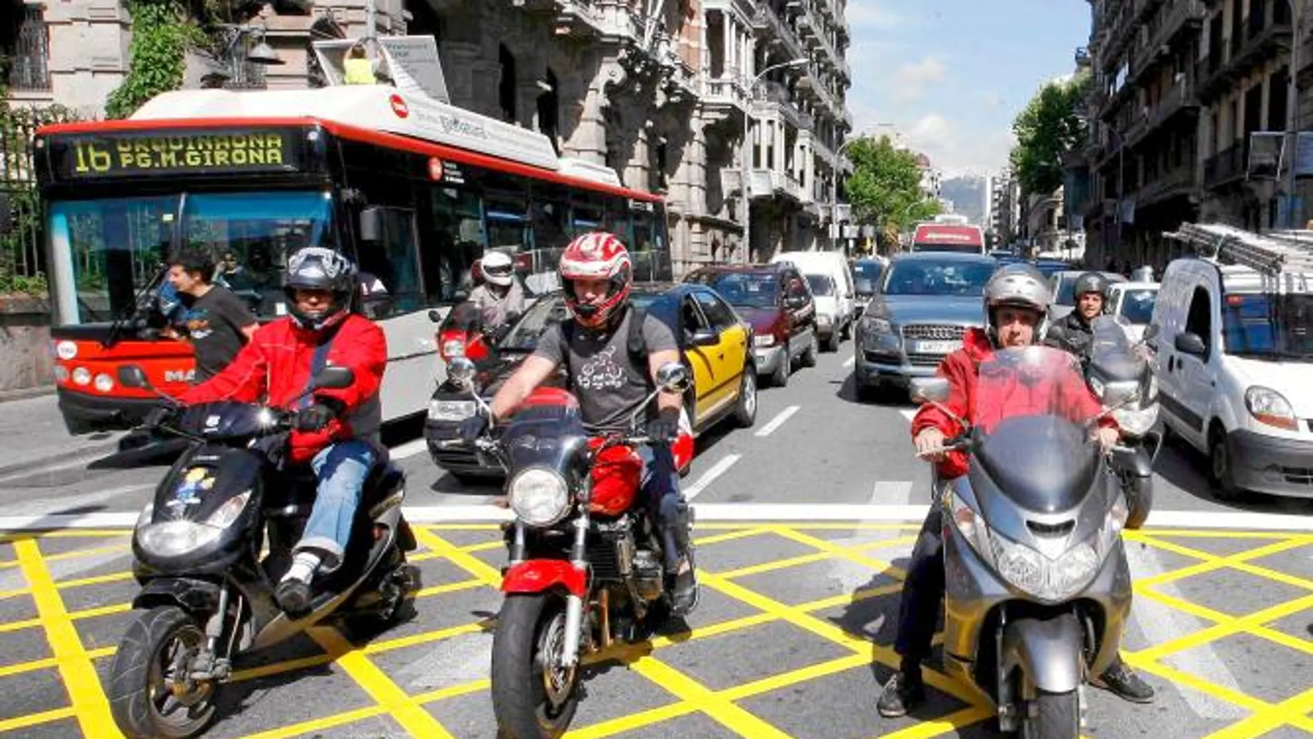 Desde 2008, Barcelona tiene parrillas de salida para motoristas para mejorar su visibilidad en los cruces y reducir los accidentes