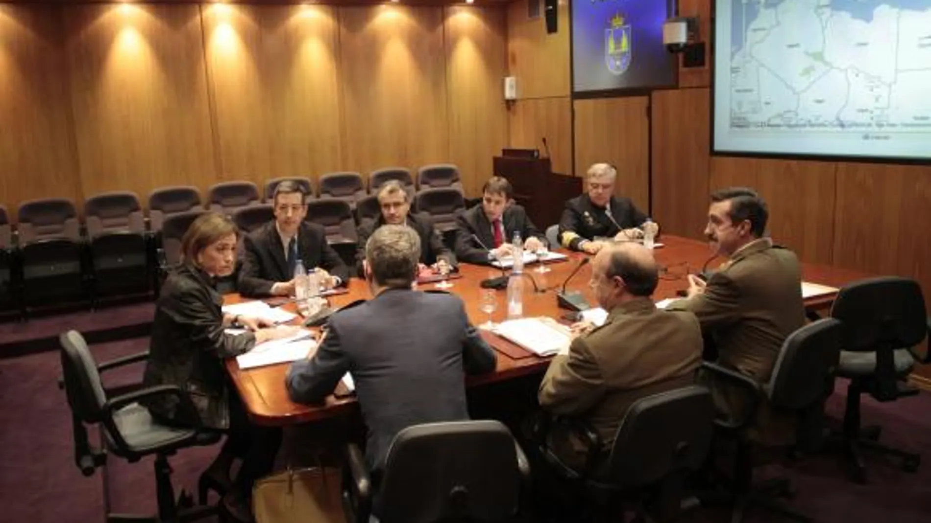 La ministra de Defensa, Carme Chacón, ha presidido esta tarde una reunión en el Estado Mayor de la Defensa para coordinar el despliegue militar español en Libia,