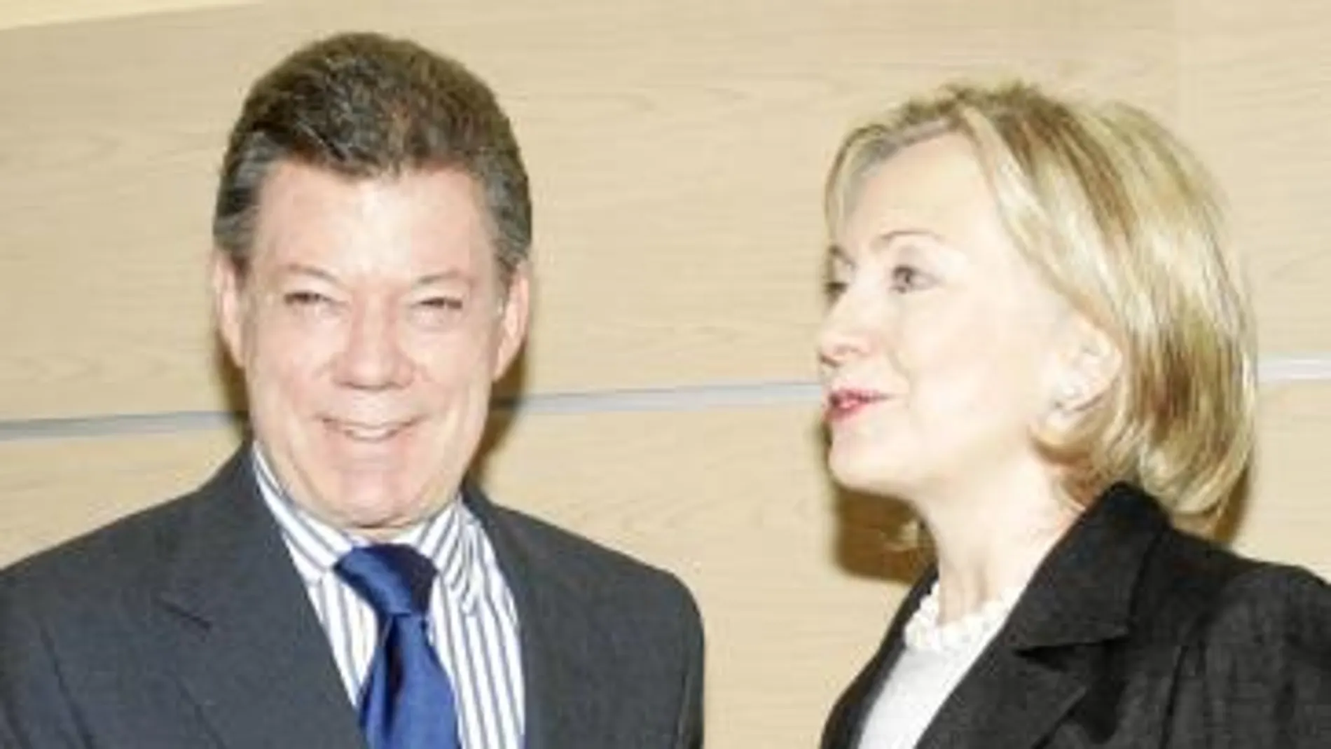 Juan Manuel Santos saluda, ayer, a la secretaria de Estado de EE UU, Hillary Clinton, de visita en Colombia