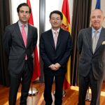 De izquierda a derecha: Pablo Zalba (Eurodiputado), Dae-sung Oh (Embajador de Corea del Sur en España) y Javier Taberna (Presidente de la Cámara Navarra de Comercio e Industria)